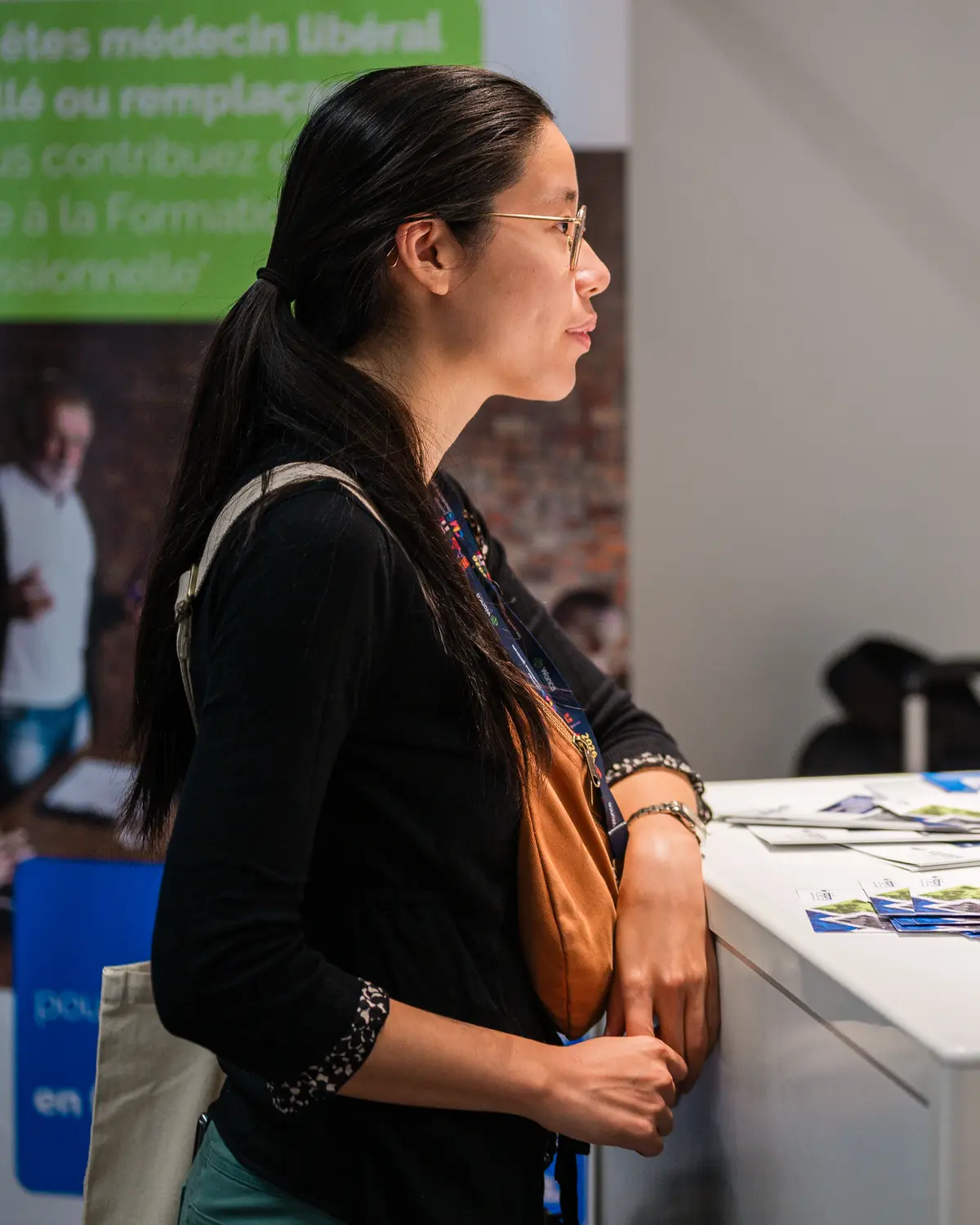 Visiteuse photographiée sur un stand lors d'un congrès — BLH Photographie