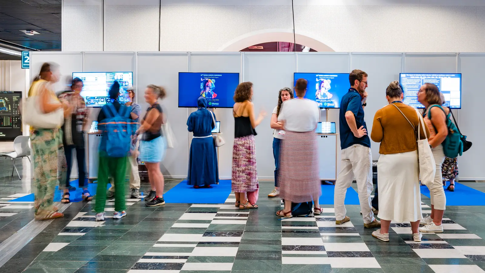 Visiteurs découvrant les animations d'un salon professionnel — BLH Photographie