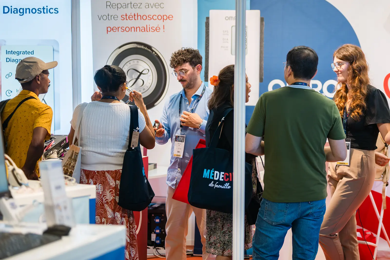 Échanges entre visiteurs sur un stand de salon professionnel — BLH Photographie