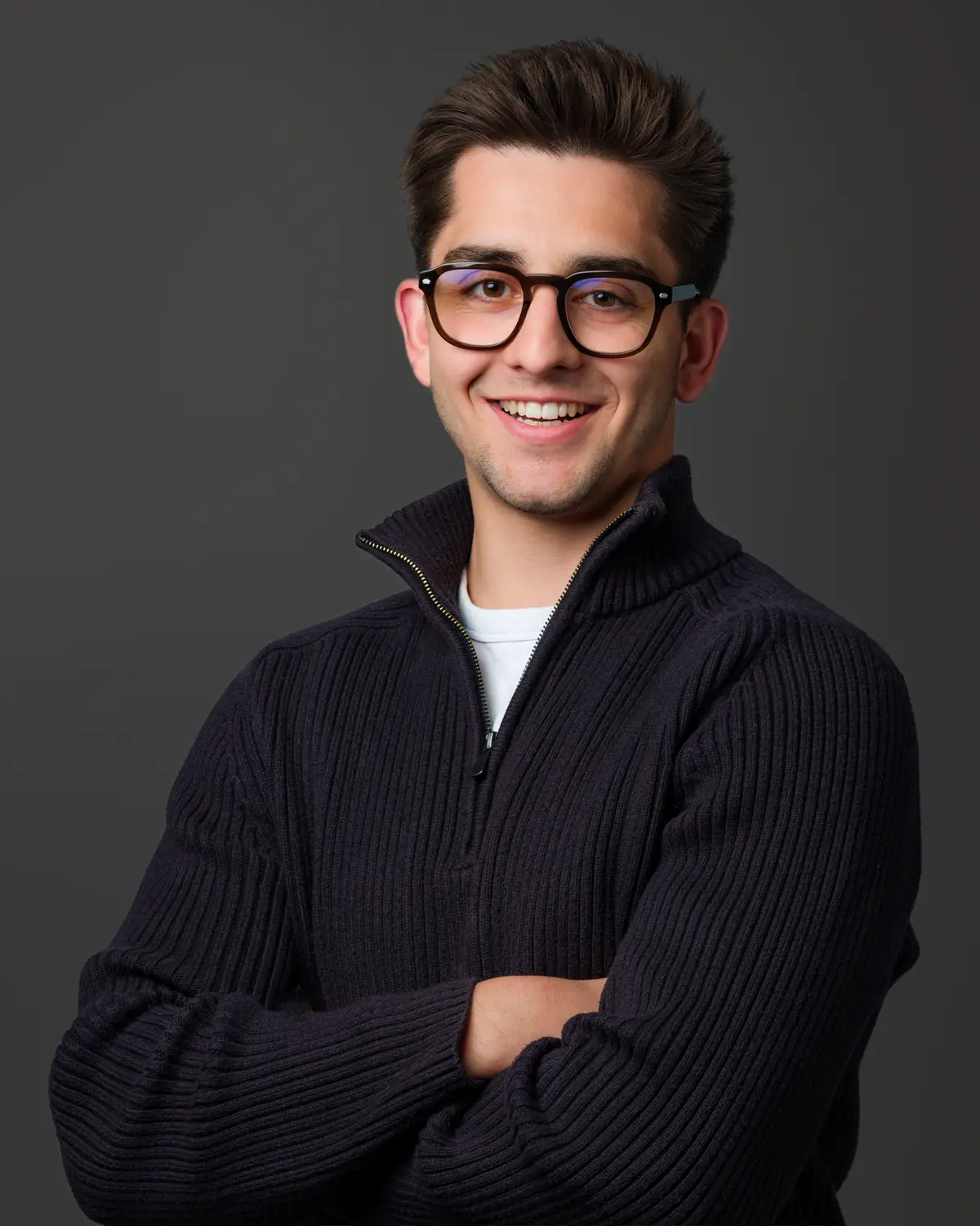 Portrait professionnel d'un jeune collaborateur à lunettes, pull sombre — BLH Photographie