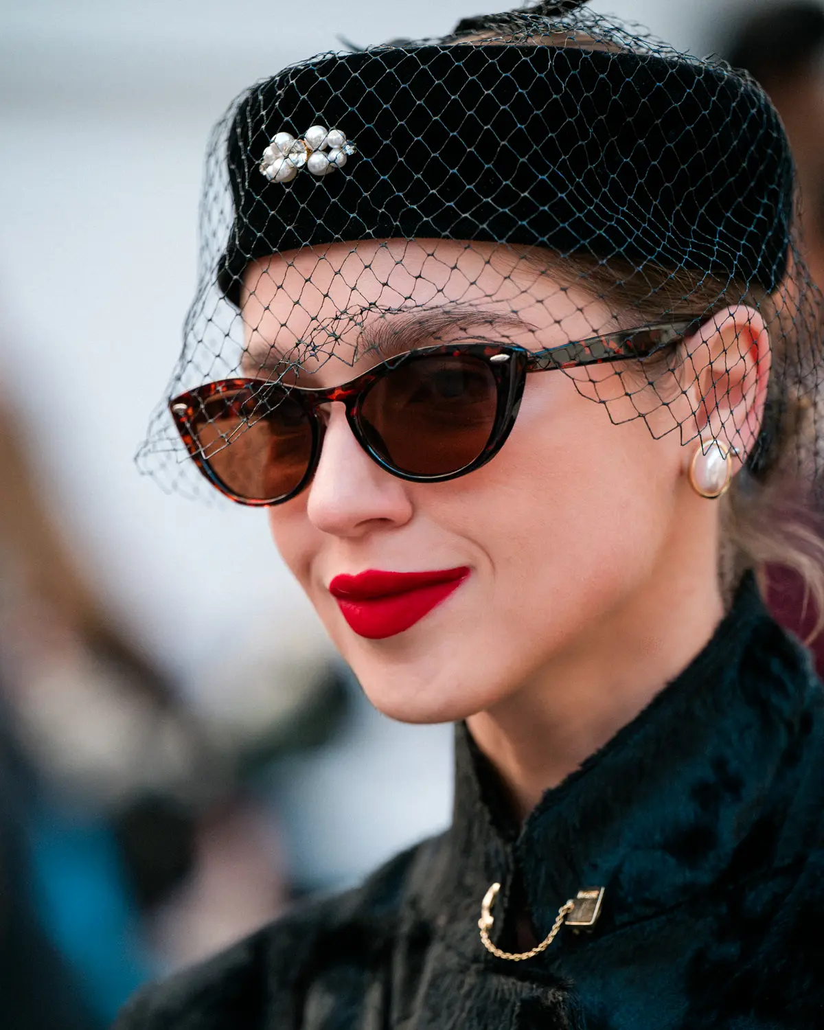 Portrait éditorial d'une femme au chapeau à voilette, Paris — BLH Photographie