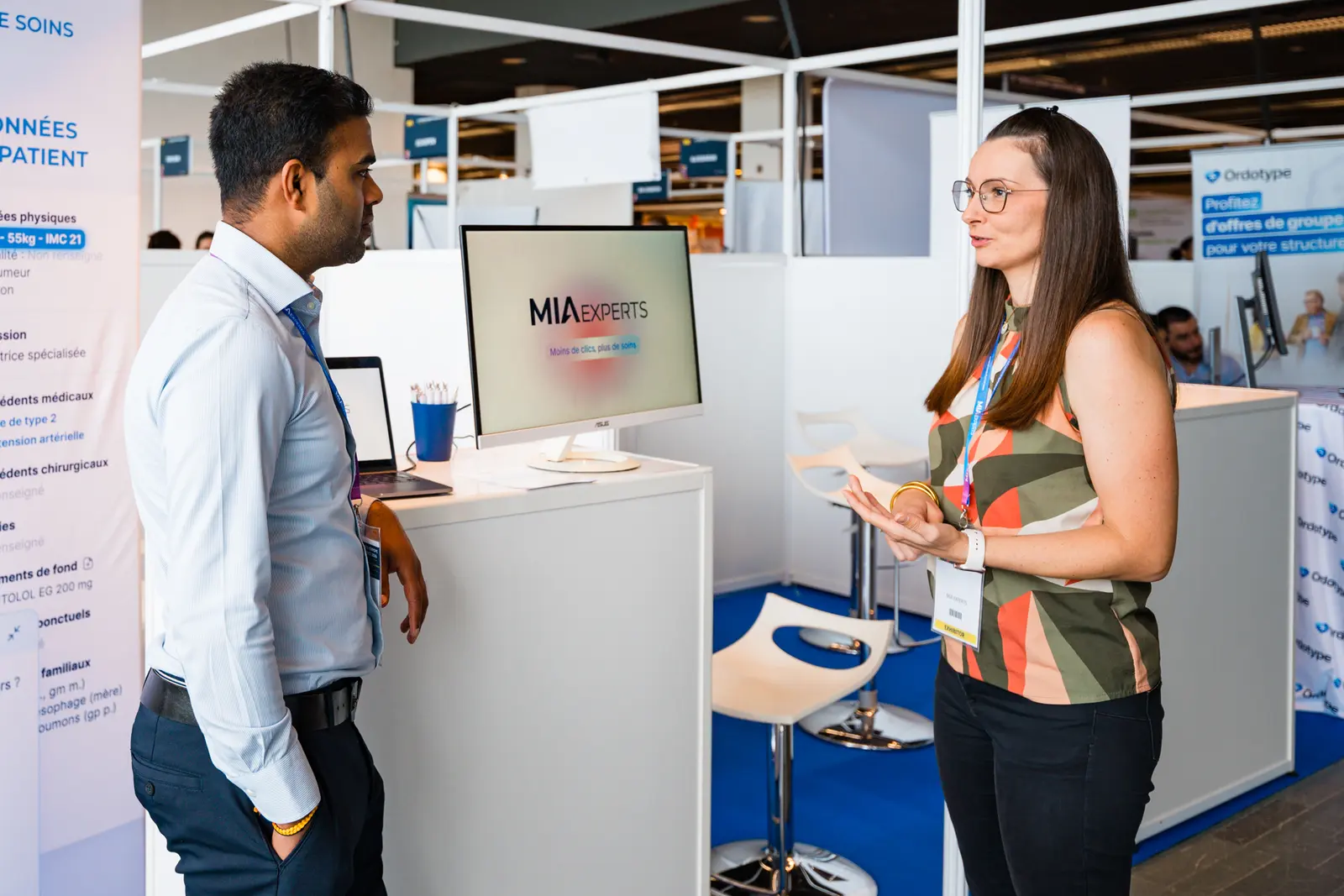 Échange professionnel photographié sur un stand — BLH Photographie